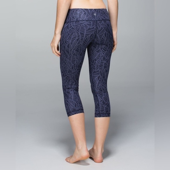 Lululemon wonder under full on Luxtreme crop legging in blue leaf patternSz-8 V6 - Picture 1 of 11